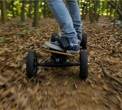 Das Elektro-Skateboard SYL-08 gibt es aktuell für nur 399 Euro. (Bildquelle: Geekbuying)