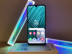 Das stabile Kunststoffgehäuse des Samsung Galaxy A16 5G fasst sich durch seine abgerundeten Kanten gut an und sieht auch schick aus.