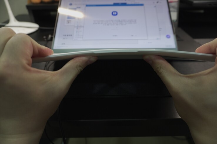 Sehr viel Flex in einem Chassis des Samsung Galaxy Book Pro (Bild aus DCInside-Forum)