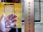 Sehr länglich wirkt eine Displayschutz-Folie für das Sony Xperia XZ4. Das Display misst 15,2 cm.