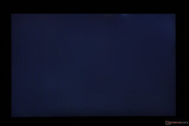 Leicht ungleichmäßiges Backlight Bleeding entlang der oberen Kante