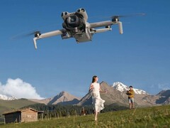 Die DJI Mini 5 Pro gibt es mit viel Zubehör derzeit mit großem Rabatt (Bildquelle: DJI)