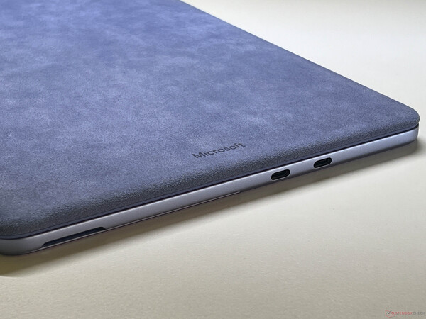 Mehr als zwei USB-C 3.2 Anschlüsse gibts beim Surface Pro 12 nicht (Bildquelle: Andreas Osthoff)