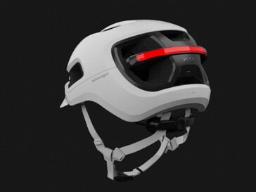 Der Helm fungiert auch als Blinker