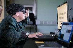 Ein Patient wird nach dem Erhalt des elektronischen Augenimplantats von PRIMA geschult. (Bildquelle: Moorfields Eye Hospital)