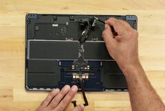 Das neue MacBook Air macht Repaturen unnötig umständlich. (Bild: iFixit)