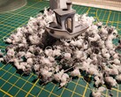 Der Benchy schwimmt auf Plastikmüll