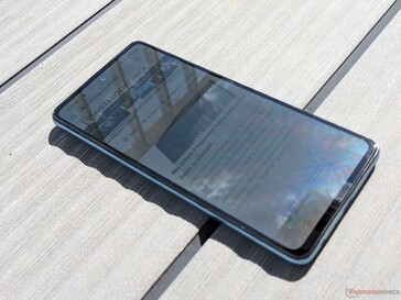Samsung Galaxy A52 LTE in direktem Sonnenlicht