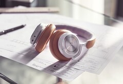 Die BeoPlay HX bestehen großteils aus Aluminium und Leder, die Ohrpolster sind mit Memory Foam gefüttert. (Bild: Bang & Olufsen)