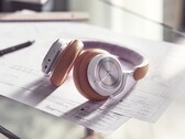 Die BeoPlay HX bestehen großteils aus Aluminium und Leder, die Ohrpolster sind mit Memory Foam gefüttert. (Bild: Bang & Olufsen)