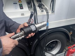 Wasserstoffbetankung vom mobilen Tankwagen (Foto: Andreas Sebayang/Notebookcheck.com)