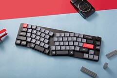 Die Keychron K11 Pro setzt auf ein ergonomisches Alice-Layout. (Bild: Keychron)
