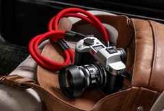 Die Leica SL2 kostet in Silber 300 Euro mehr als in Schwarz. (Bild: Leica)