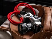 Die Leica SL2 kostet in Silber 300 Euro mehr als in Schwarz. (Bild: Leica)