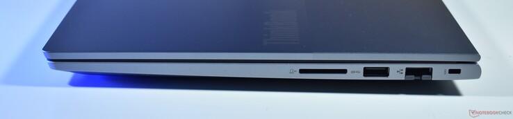 rechts: SD-Kartenleser, USB-A 3.2 Gen 1, RJ45-Ethernet, Kensington-Schloss