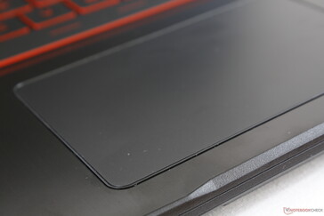 Das 10,6 x 6,5 cm große Clickpad ist relativ klein und seine integrierten Mausklicks sind schwammig im Feedback.