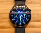 Das Herzstück der Moto Watch Ultra ist ein rundes, 2.700 Nits helles pOLED-Display.