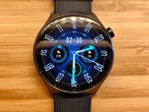 Das Herzstück der Moto Watch Ultra ist ein rundes, 2.700 Nits helles pOLED-Display.