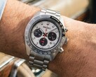 Die Prospex Speedtimer Solar HBJ001 am Handgelenk, mit silbernem Zifferblatt, schwarzen Hilfszifferblättern, schwarzer Tachymeterlünette und Edelstahlarmband