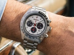 Die Prospex Speedtimer Solar HBJ001 am Handgelenk, mit silbernem Zifferblatt, schwarzen Hilfszifferblättern, schwarzer Tachymeterlünette und Edelstahlarmband