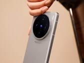 Das Vivo X100s setzt auf eine runde Quad-Kamera mit Zeiss-Logo. (Bild: GSMarena)