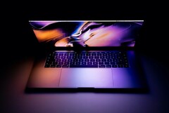 Bald ist es endlich so weit und Apps müssen nicht mehr separat für jedes Gerät gekauft werden. (Bild: Daniel Korpai, Unsplash)