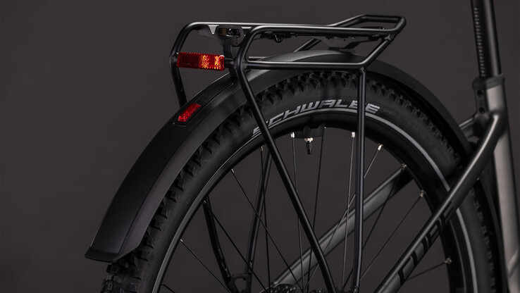 Die Ausstattung ist quasi vollständig, so gibt es auch Schutzbleche, Beleuchtung, Gepäckträger und Fahrradständer (Bildquelle: Cube)