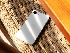 Der Nachfolger des abgebildeten Apple iPhone 16e soll endlich MagSafe unterstützen. (Bildquelle: Thai Nguyen)