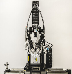 Der Roboter für das Bohren und Verlegen der Fäden sieht zugegebenermaßen ein wenig gruselig aus (Quelle: Neuralink)