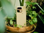Das Realme 16 Pro Plus bietet an der Rückseite neben einem spiegelnden Kameramodul auch eine besondere Haptik.