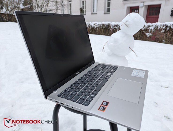 Im Hintergrund wird skeptisch beäugt - und ja, der Bildschirm ist an