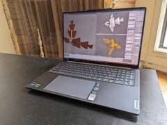Lenovo Slim Pro 9i 16IRP8 Laptop Test: Die Apple-MacBook-Pro-16-Alternative