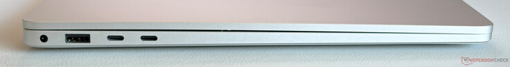 Links: 3,5-mm-Audioanschluss, USB-A 3.2 Gen 1 (5 Gbit/s), 2x USB-C 4.0 mit Thunderbolt 4 (40 Gbit/s, DisplayPort Alt Mode 2.1, Power Delivery 3.0)