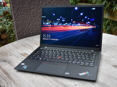 Test Lenovo ThinkPad X1 Carbon G10 30th Anniversary Laptop: OLED-Edition mit Ausdauer-Problem