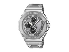 Die Casio GMC-B2100ADS-1A wirkt mehrteilig aufgebaut, mit sichtbaren Übergängen zwischen Lünette, Mittelteil und Gehäuseboden