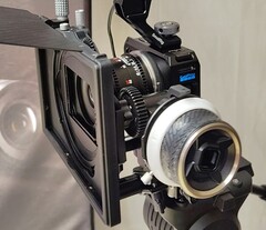 Die GoPro Mission 1 Pro ILS mit einem Laowa 17mm T1.9 MFT Cine-Objektiv, montiert in einem SmallRig-Cage mit Follow Focus und Matte Box