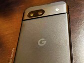 Das Google Pixel 8a besitzt eine Dual-Kamera und recht breite Bildschirmränder. (Bild: @TechDroider)