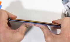 Bewährt sich trotz des Waterfall/Horizon-Displays und der runden Kamera: Das Huawei Mate 30 Pro im Bendtest.