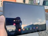 Das Samsung Galaxy Tab S9+ gefällt uns richtig gut, der Prozessor ist flott, der Speicher superschnell und die Lautsprecher eignen sich zum Film schauen.