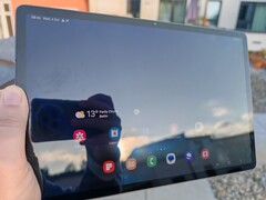 Das Samsung Galaxy Tab S9+ gefällt uns richtig gut, der Prozessor ist flott, der Speicher superschnell und die Lautsprecher eignen sich zum Film schauen.