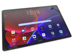 Zwei große deutsche Elektro-Händer haben das Lenovo Tab P11 Plus Tablet aktuell günstig im Angebot (Bild: Notebookcheck)