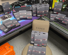 Ein Foto der zahlreichen Samsung 9100 Pro SSDs (Bildquelle: r/pcmasterrace)