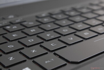 Die Tasten haben einen kürzeren Hub als auf der SteelSeries-Tastatur, welche auf den meisten MSI-Laptops eingesetzt wird, während sie immer noch etwas tiefer sind als die Tasten auf dem Razer Blade 15