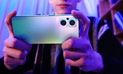 Das Oppo Reno7 Z 5G besitzt zwei LED-Ringe rund um die Kameras, die eingehende Benachrichtigungen signalisieren. (Bild: Oppo)