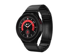 Nutzer der Samsung Galaxy Watch5 können ihre Smartwatch jetzt mit einem Titan-Gliederarmband kombinieren. (Bild: Samsung)