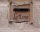 Steinerner Briefschlitz mit der Aufschrift Letters in einer Hauswand