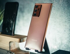 Samsung drosselt tausende Apps beim Galaxy S21 und beim Galaxy S22, um die Akkulaufzeit zu verlängern. (Bild: Fabian Albert)