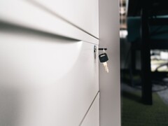 Ein Schlüssel steckt in einer abgeschlossenen Büroschublade