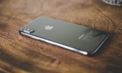 Apple könnte Anfang nächsten Jahres ein neues 4G-iPhone planen, das günstiger als das iPhone 12 werden soll. (Bild: Paul Hoenhorst, Unsplash)