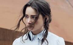 Wireless In-Ear-Kopfhörer Urbanista Milan mit ANC und Nackenband.